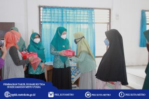 PEMBAGIAN TAKJIL OLEH TP PKK KOTA METRO DI HARI KE EMPAT KALI INI DI WILAYAH KECAMATAN METRO UTARA