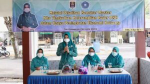 Pokja 2 melaksanakan kegiatan pelatihan pembuatan konektor masker untuk kader PKK.