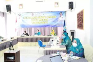 Ketua TP PKK Kota Metro Ny. dr. Silfia Wahdi, Sp.KKLP., MM. turut hadir dalam rangka penilaian STBM Award Kota Metro Tahun 2021.