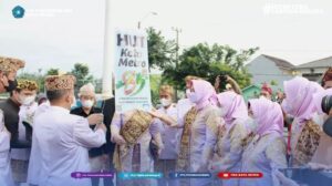 Ketua Tim Penggerak PKK Kota Metro beserta jajaran mengikuti upacara dalam rangka memperingati Hari Jadi ke-85 Kota Metro yang diselenggarakan di Samber Park Kota Metro.