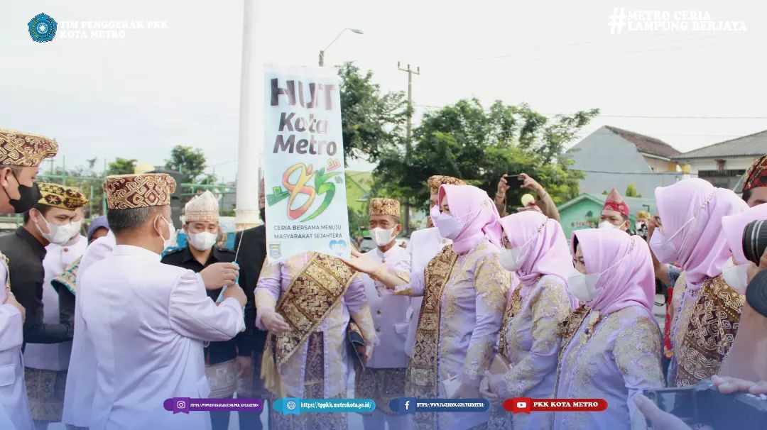 Ketua Tim Penggerak PKK Kota Metro beserta jajaran mengikuti upacara dalam rangka memperingati Hari Jadi ke-85 Kota Metro yang diselenggarakan di Samber Park Kota Metro.