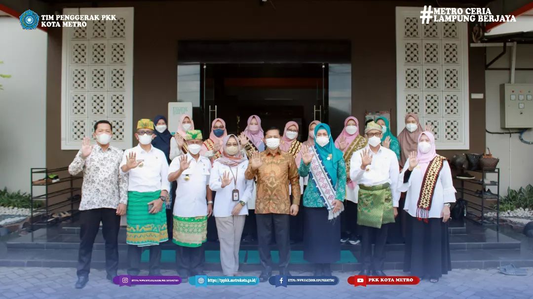Ketua Tim Penggerak PKK Kota Metro mendampingi SMP Muhammadiyah Ahmad Dahlan (MuAd) Kota Metro dalam mengikuti Lomba PJAS (Pangan Jajanan Anak Sekolah )