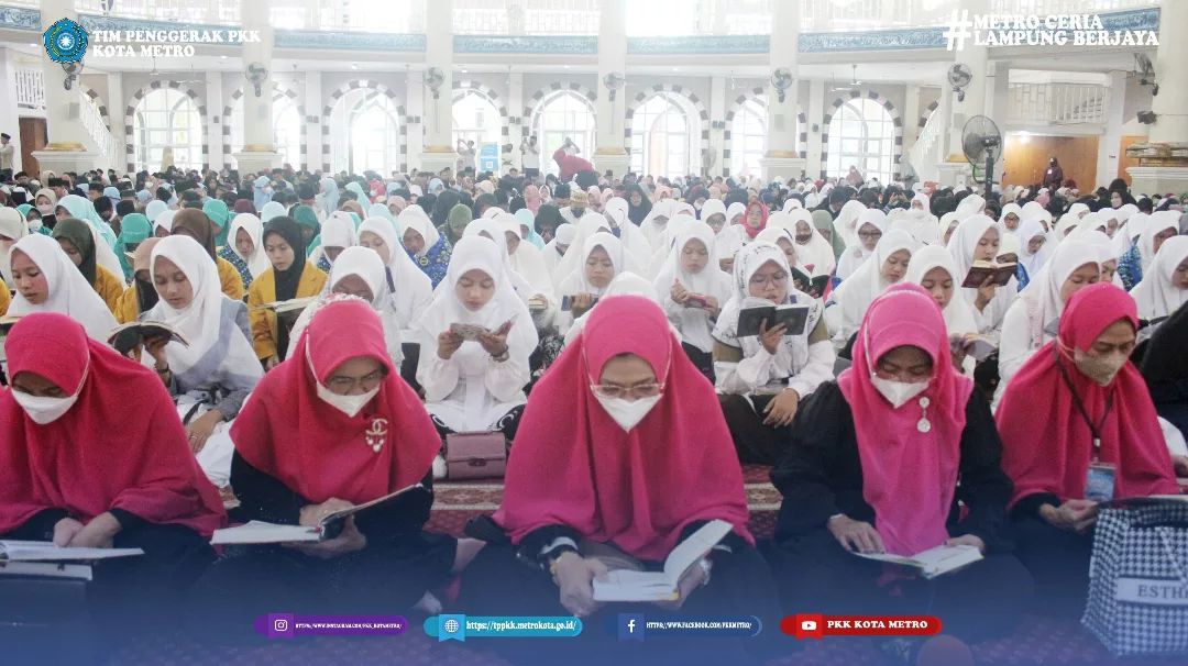 Ketua Tim PKK Kota Metro beserta jajaran mengikuti kegiaatan Doa Bersama Lintas Agama dalam rangka HUT ke-85 Kota Metro Tahun 2022 di halaman masjid Taqwa Kota Metro.