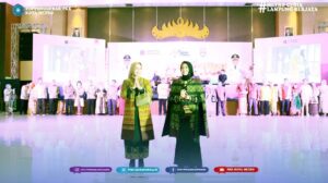 Ketua Tim Penggerak PKK Kota Metro menghadiri sekaligus memeriahkan acara fashion show Wastra