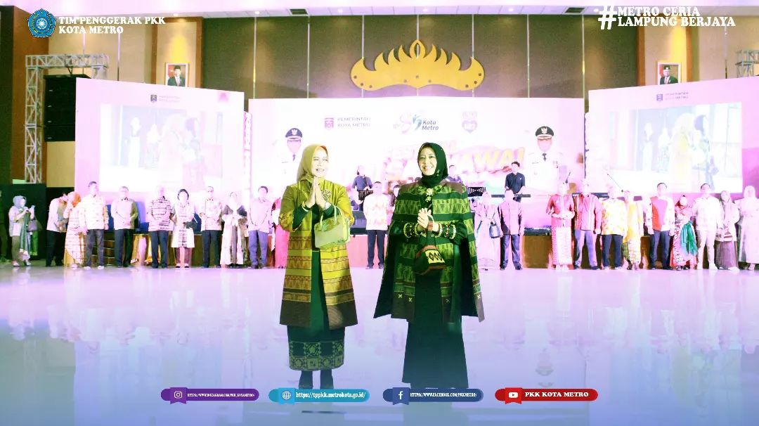 Ketua Tim Penggerak PKK Kota Metro menghadiri sekaligus memeriahkan acara fashion show Wastra