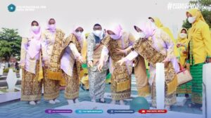 Ketua Tim Penggerak PKK Kota Metro beserta jajaran setelah selesai upacara di Samber Park melakukan ziarah.