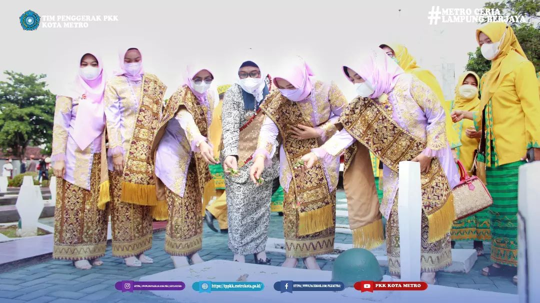 Ketua Tim Penggerak PKK Kota Metro beserta jajaran setelah selesai upacara di Samber Park melakukan ziarah.