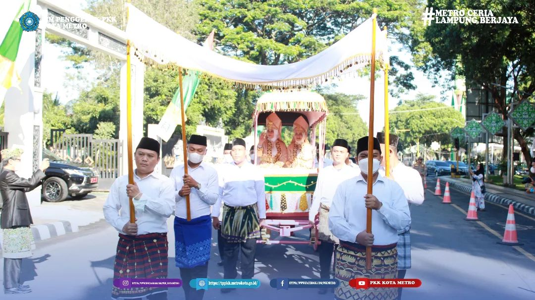 Ketua Tim Penggerak PKK Kota Metro beserta jajaran mengikuti Prosesi Pemberian Gelar “ADOK”