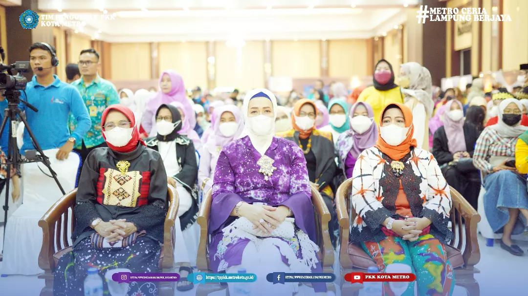 Ketua Tim Penggerak PKK Kota Metro Ny. dr. Silfia Wahdi beserta jajaran menghadiri dan ikut memeriahkan acara penutupan Festival Bumi Sai Wawai dalam rangka hari jadi Kota Metro ke-85.
