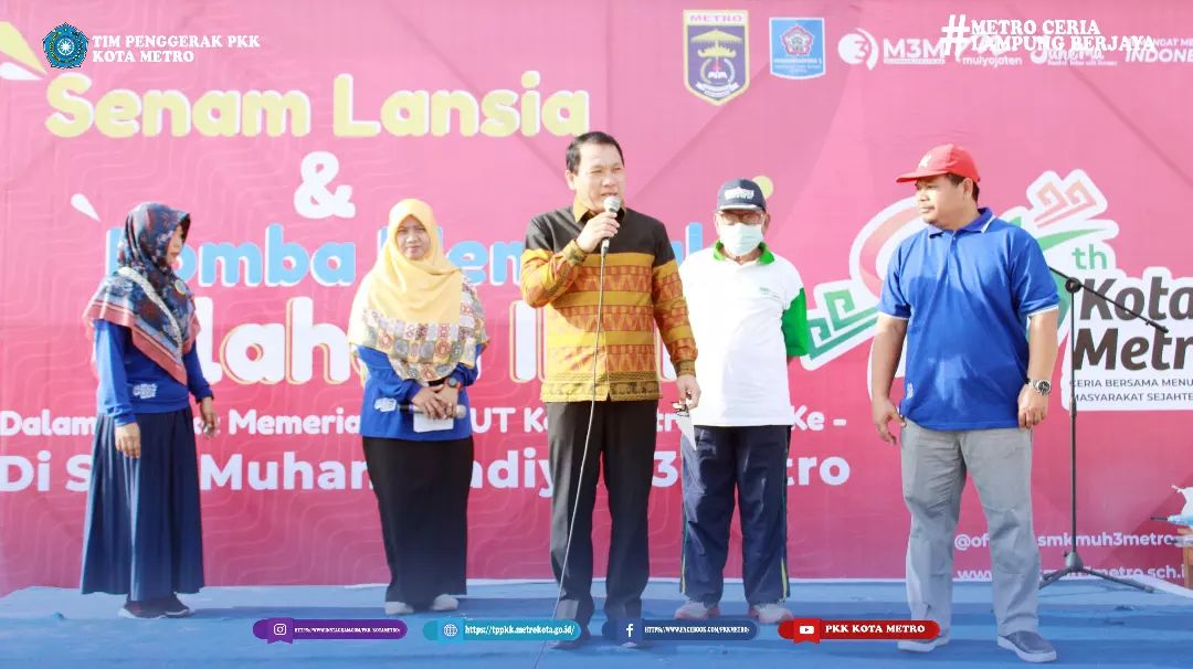 Ketua Tim Penggerak PKK Kota Metro yang diwakili oleh sekretaris, Ketua 2 dan Ketua-Ketua Pokja menghadiri senam lansia