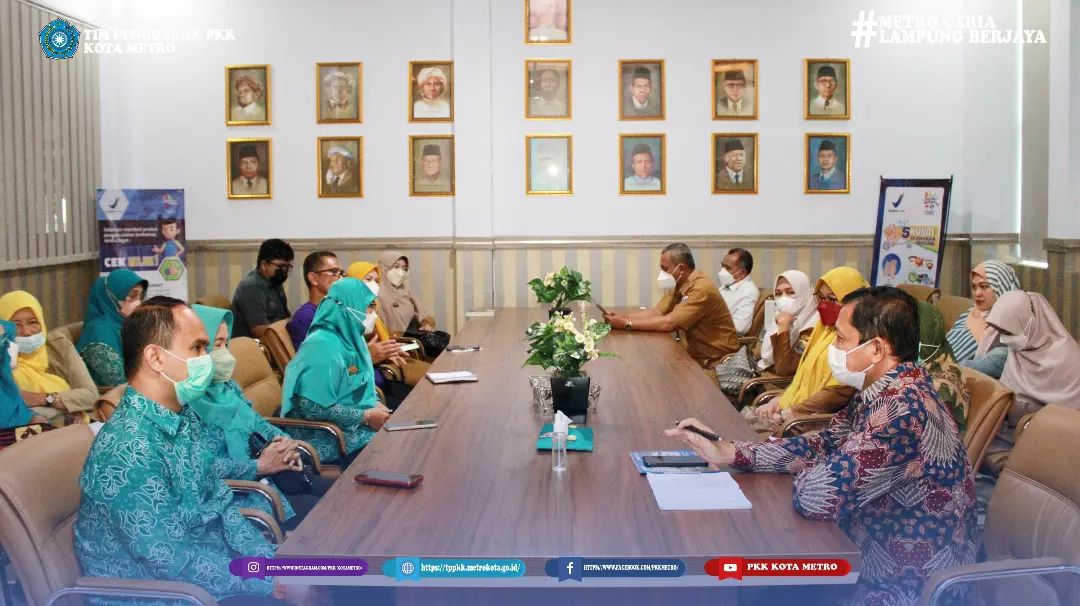 Ketua Tim Penggerak PKK Kota Metro, Sekretaris PKK Kota dan pengurus pokja melakukan pembinaan ke SMP Muhammadiyah Ahmad Dahlan Kota Metro