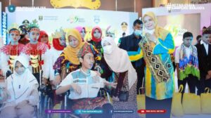 Tim Penggerak PKK menghadiri pementasan kesenian daerah oleh warga disabilitas.