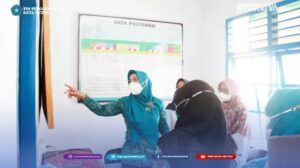 Ketua Tim Penggerak PKK Kota Metro Ny. Dr. Silfia Naharani Wahdi, Sp. KKlp, MM didampingi oleh Ketua bidang 1 Ny. Asih Kusminah Qomaru, S.Pd beserta sekretaris dan pengurus Pokja Pokja 1 sampai dengan pokja 4 melakukan pembinaan administrasi dan pelaksanaan 10 program pokok PKK di Kelurahan Tejoagung Kecamatan Metro Timur.
