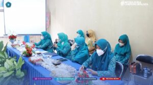 Ketua Tim Penggerak PKK Kota Metro dr. Silfia Naharani Wahdi, SP.KKLP, MM didampingi ketua II dan sekretaris TP PKK Kota Metro beserta pengurus Pokja 1 sampai dengan pokja 4 kembali melakukan pembinaan administrasi dan pelaksanaan 10 program pokok PKK di Kelurahan Iringmulyo dan Kelurahan Tejosari Kecamatan Metro Timur