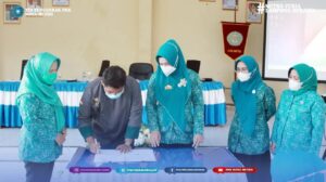 Ketua Tim Penggerak PKK Kota Metro memimpin rapat koordinasi bulanan di Aula Kantor Sekretariat PKK Kota Metro yang dihadiri oleh Ketua 1, Ketua 4, Sekertaris Kota Metro, pengurus PKK Kota Metro beserta Ketua PKK Kecamatan dan Kelurahan se-Kota Metro.