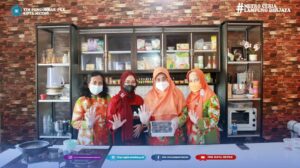Ketua Tim Penggerak PKK Kota Metro yang diwakili oleh sekretaris membuka kegiatan pelatihan membuat kue basah untuk kader kader dasawisma se-Kota Metro di Winarti Snack and Tart.