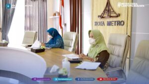 Ketua Tim Penggerak PKK Kota Metro Silfia Wahdi didampingi jajaran sekretaris menghadiri rapat persiapan APEKSI pada sesi Virtual Talkshow Peran Istri Walikota.