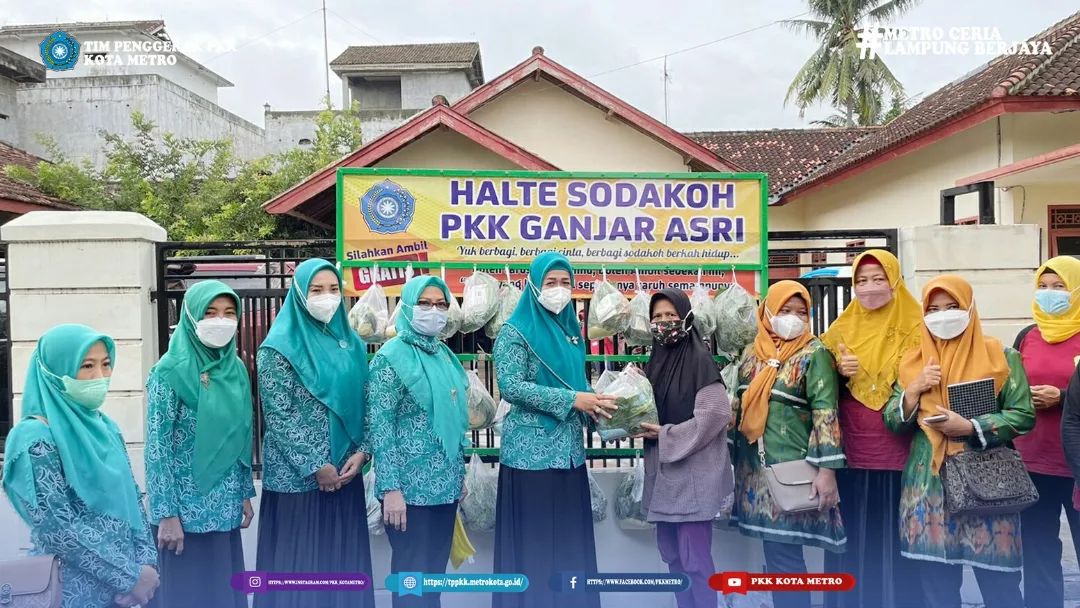 Ketua Tim Penggerak PKK Kota Metro Ny. dr. Silfia N Wahdi, Sp.KKLP., M.M. bersama jajaran pengurus TP PKK Kota Metro, Kecamatan dan Kelurahan melaksanakan kegiatan SIGER (Saatnya Ikut berGERak untuk masyarakat yang membutuhkan)