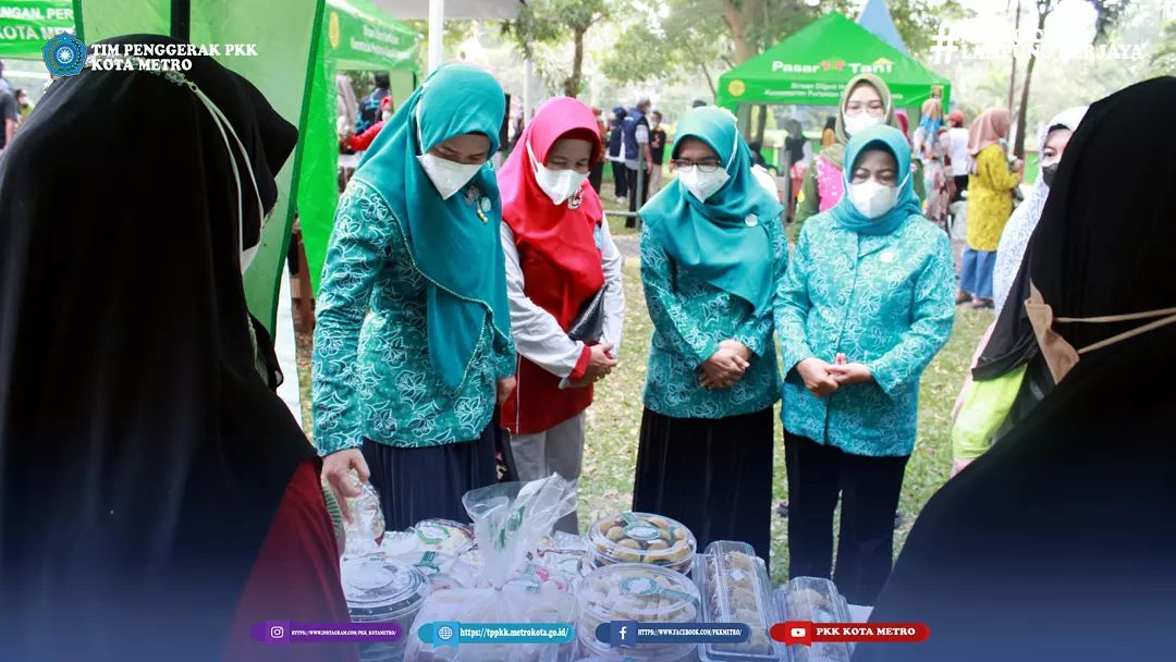 Ketua Tim Penggerak PKK kota Metro didampingi oleh jajaran pengurus menghadiri Pasar Agro Ceria di Lapangan Mulyojati Kecamatan Metro Barat.