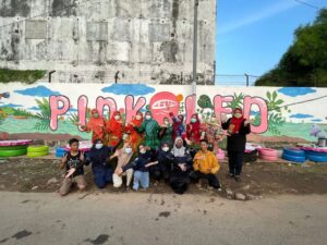 Ketua Tim Penggerak PKK Kota Metro didampingi beberapa pengurus hadir membersamai warga di wilayah kelurahan imopuro dalam acara peresmian Pasar Kreatif Pinggir Ledeng.