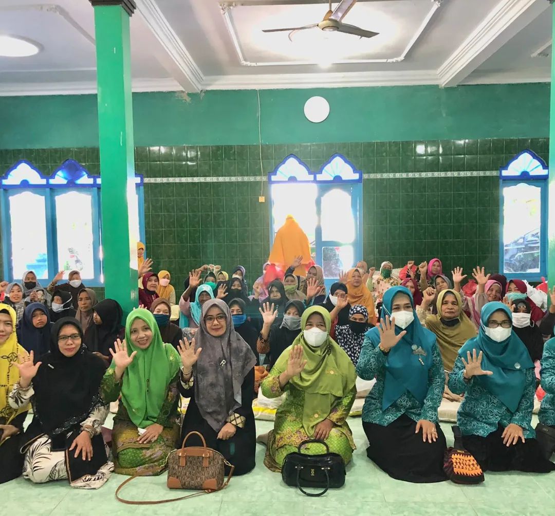 Pemberian Santunan kepada Majelis Taklim di Masjid Al-Barokah Kelurahan Rejomulyo