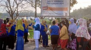 Ketua TP PKK Kota Metro Ny dr. Silfia Naharani Wahdi, Sp.KKLP, MM  membersamai kegiatan Halte Sodaqoh di Kelurahan Ganjar Asri Kecamatan Metro Barat.