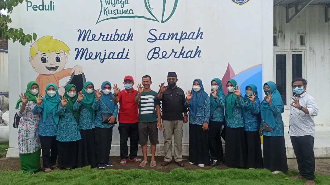 Ketua PKK Kecamatan dan Kelurahan se-Kota Metro mengunjungi bank sampah Wijaya Kusuma di Kelurahan Tejo Agung yang dikelola oleh Bapak Zaenal Abidin.