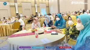 Ketua Tim Penggerak PKK Kota Metro berkesempatan mengisi materi pada kegiatan Diskusi Panel Manajemen Kasus Stunting.