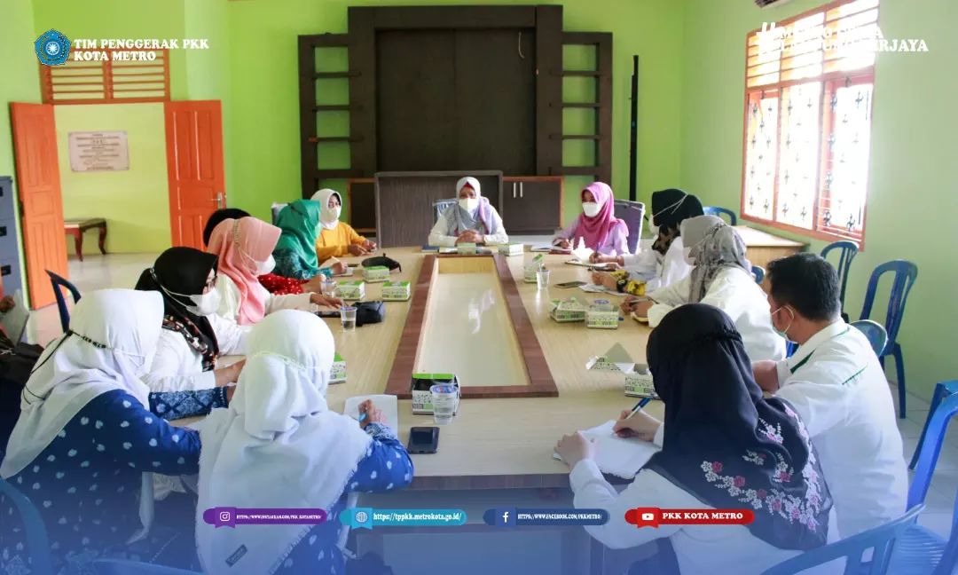 Dalam rangka koordinasi dan sinkronisasi program dan kegiatan Tahun 2022, Ketua Tim Penggerak PKK Kota Metro Ny. dr. Silfia Naharani Wahdi, Sp. KKLP, MM memimpin rapat sekretariat gabungan beberapa organisasi di Kota Metro.
