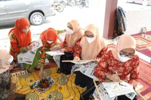 Pengurus TP PKK Kota Metro yang diwakili oleh Ketua-Ketua Pokja menghadiri kegiatan membatik
