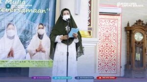 Ketua TP PKK Kota Metro Ny. dr. Sp.KKLp, M.M. ikut memberi sambutan bersama walikota Metro sskaligus membuka kegiatan amaliah ramadhan 1443 H di masjid Agung Taqwa.