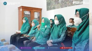 Ketua Tim Penggerak PKK Kota Metro Ny. Silfia Wahdi, Sp.KKLP, MM dalam hal ini diwakili oleh Ny. Sri Mintati, ST selaku Sekretaris TP PKK Kota beserta jajaran melanjutkan kegiatan pembinaan administrasi dan pelaksanaan 10 program pokok PKK.