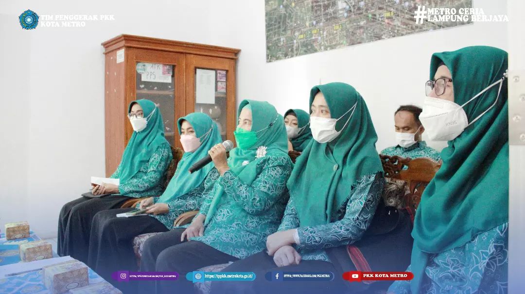 Ketua Tim Penggerak PKK Kota Metro Ny. Silfia Wahdi, Sp.KKLP, MM dalam hal ini diwakili oleh Ny. Sri Mintati, ST selaku Sekretaris TP PKK Kota beserta jajaran melanjutkan kegiatan pembinaan administrasi dan pelaksanaan 10 program pokok PKK.