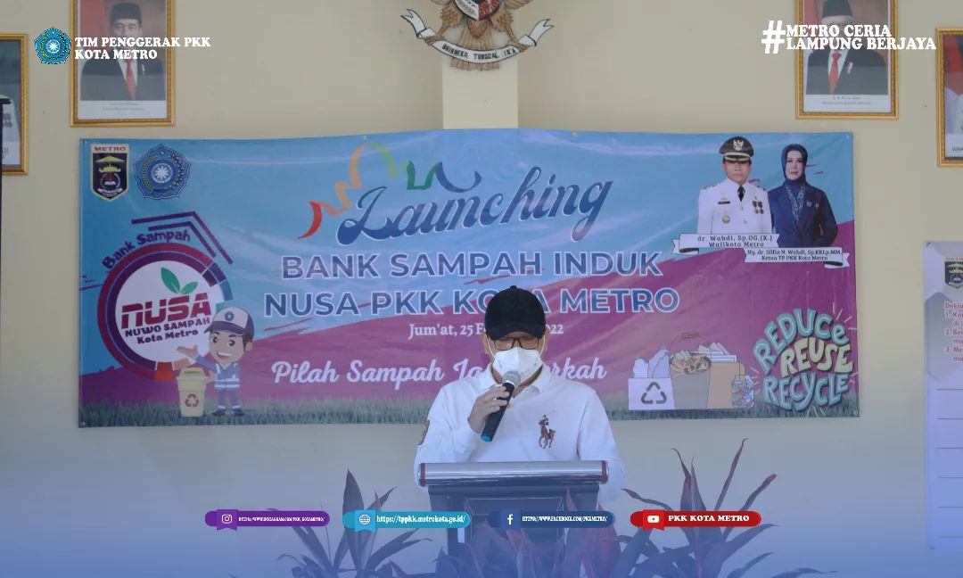 Walikota Metro meresmikan Bank Sampah NUSA (Nuwo Sampah), kerjasama antara Dinas Lingkungan Hidup Kota Metro dengan TP PKK Kota Metro