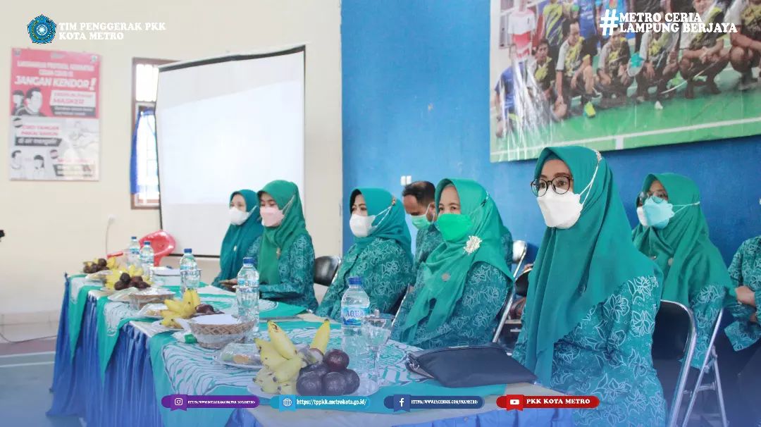 Ketua Tim Penggerak PKK Kota Metro Ny. Silfia Wahdi, Sp.KKLP, MM dalam hal ini diwakili oleh Ny. AC Yuliwati Bangkit, S.H. selaku Ketua IV Tim Penggerak PKK Kota Metro beserta jajaran melanjutkan kegiatan pembinaan administrasi dan pelaksanaan 10 program pokok PKK.