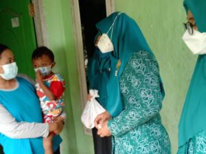 Bantuan Telur dari GPMT diserahkan Ketua TP PKK Kota Metro