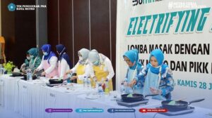 Ketua Tim Penggerak PKK Kota Metro yang diwakili oleh Sekretaris dan Ketua Bidang 2 PKK Kota Metro menghadiri kegiatan lomba masak dengan Kompor Induksi di gedung Sesat Agung Kota Metro.