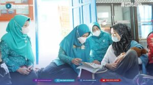 Ketua Tim Penggerak PKK Kota Metro beserta jajaran melakukan pembinaan ke POSBINEKA atau Posyandu Binaan Tim Penggerak PKK.