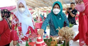 Ketua Tim Penggerak PKK Kota Metro didampingi oleh Ketua bidang 3 menghadiri acara lomba tumpeng antar RW se-Kelurahan Yosomulyo.