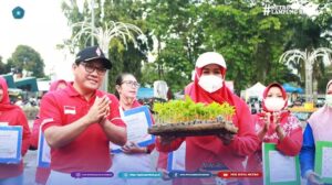 Dalam rangka Gerakan Nasional Pengendalian Inflasi Pangan (GNPIP), Ketua Tim Penggerak PKK Kota Metro beserta jajaran menghadiri Kegiatan Gertapaga atau Gerakan Tanam Pangan Keluarga.