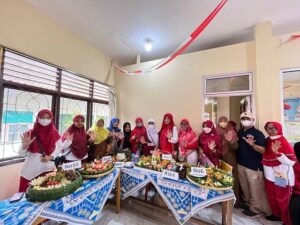 Dalam rangka memeriahkan Peringatan Hari Ulang Tahun Kemerdekaan Republik Indonesia ke-77, Ketua I Tim Penggerak PKK Kota Metro yang didampingi bendahara menghadiri sekaligus menjadi juri pada kegiatan Lomba Nasi Tumpeng antar RW di Kelurahan Margorejo, Kecamatan Metro Selatan.