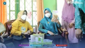 Ketua Tim Penggerak PKK beserta jajarannya, melaksanakan kegiatan pembinaan UP2K.