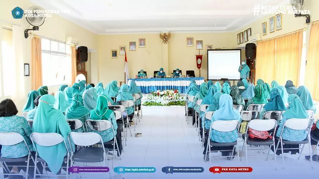 Ketua Tim Penggerak PKK Kota Metro dr. Silfia Wahdi membuka rapat koordinasi bulanan di Aula Kantor Sekretariat PKK Kota Metro.