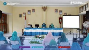 Ketua Tim Penggerak PKK Kota Metro didampingi sekretaris PKK membuka acara evaluasi pelaksanaan Program SIMPATIK.