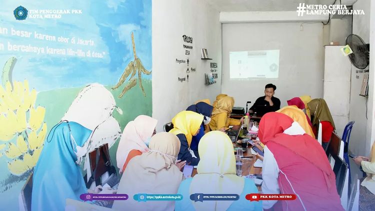 Pelatihan pemberdayaan di pasar kreatif Yosomulyo hari ke-2.