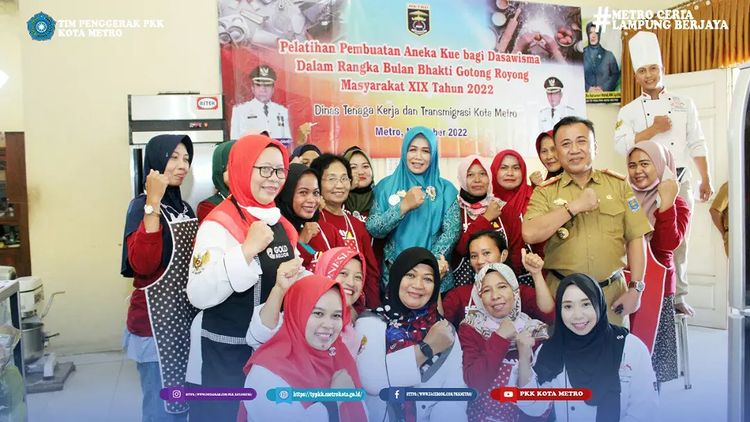 Ketua Tim Penggerak PKK Kota Metro mengunjungi Pelatihan Pembuatan Kue Bagi Dasawisma dalam Rangka Bulan Bhakti Gotong Royong Masyarakat XIX tahun 2022.