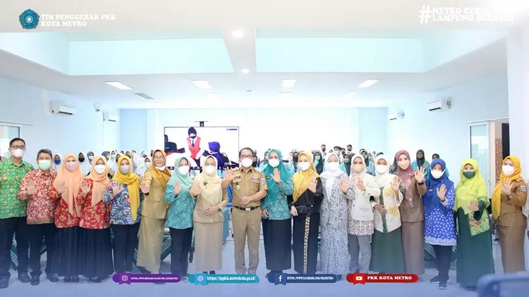Ketua Tim Penggerak PKK Kota Metro didampingi Sekretaris menghadiri undangan kegiatan Talkshow dan Sreening Hb pada Remaja Putri siswi SMA/SMK Se-Kota Metro.