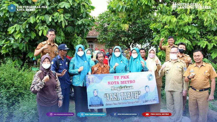 Ketua Tim Penggerak PKK Kota Metro didampingi sekretaris dan Pokja 1, mengunjungi dan melihat langsung keadaan saudara kita yang terkena musibah kebakaran