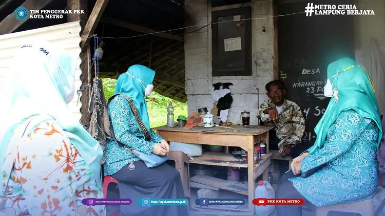 Wujud kepedulian terhadap sesama, salah satu warga Kelurahan Karangrejo sekaligus menyerahkan bantuan.