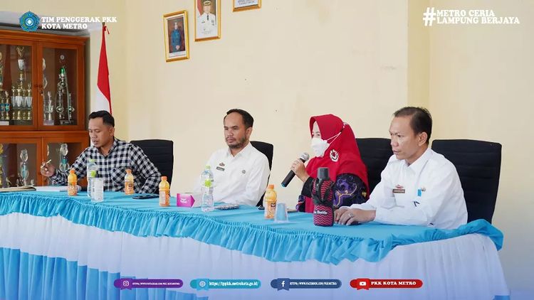 Ketua Tim Penggerak PKK Kota Metro yang diwakili Sekretaris membuka pertemuan technical meeting.